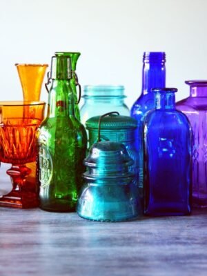 Set van drie gekleurde apothekersflessen