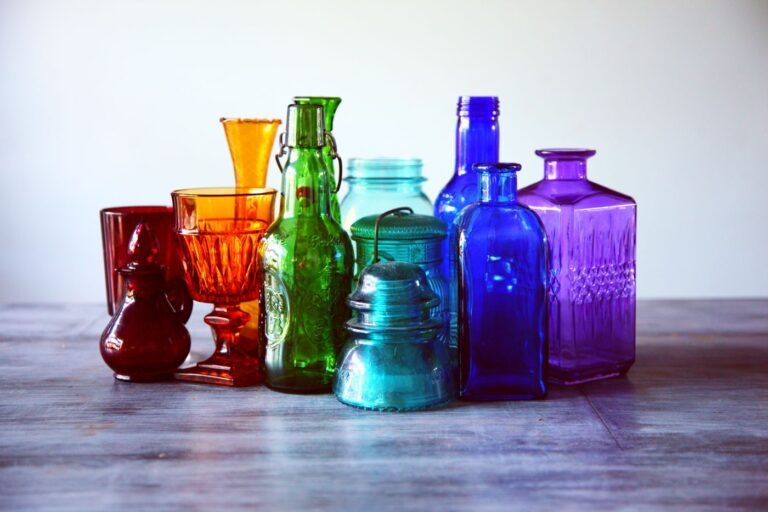 Set van drie gekleurde apothekersflessen