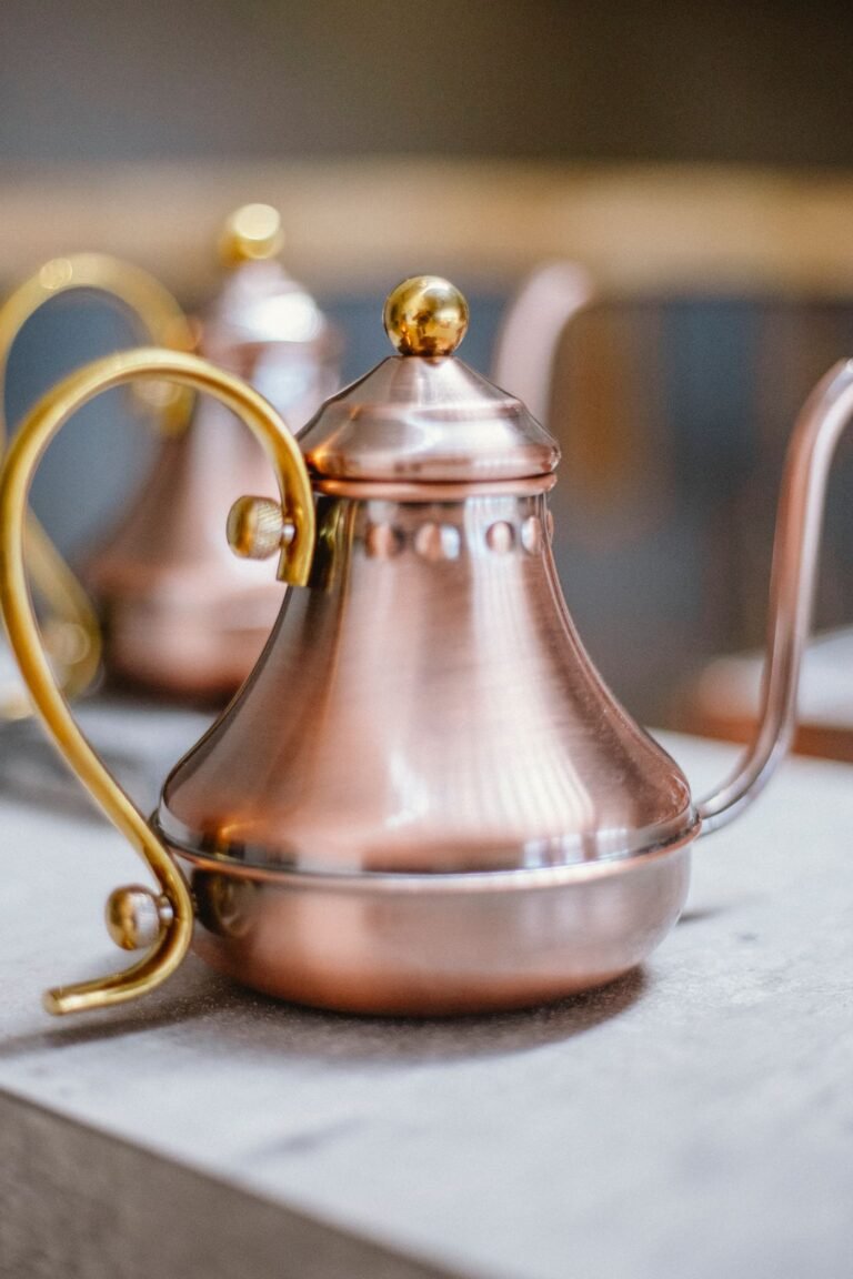 Koperen theepot met messing beslag