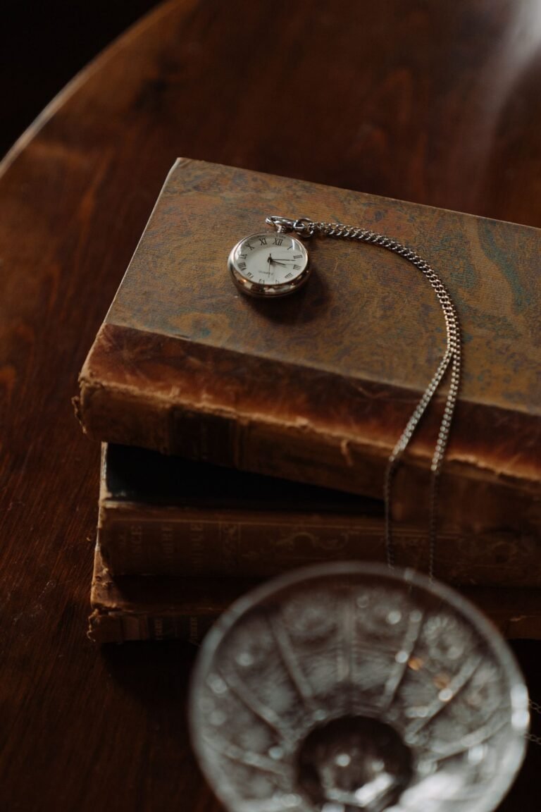 Zilveren zakhorloge op boekband